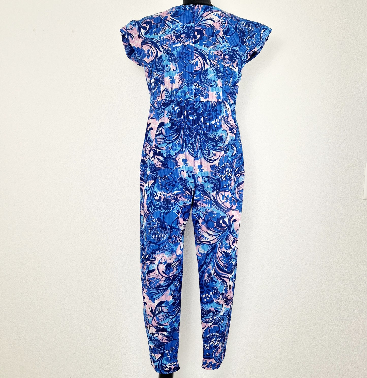 Einzigartiger und nachhaltiger Vintage Jumpsuit in blau-pink. Unique and sustainable vintage jumpsuit in blue-pink. Back.