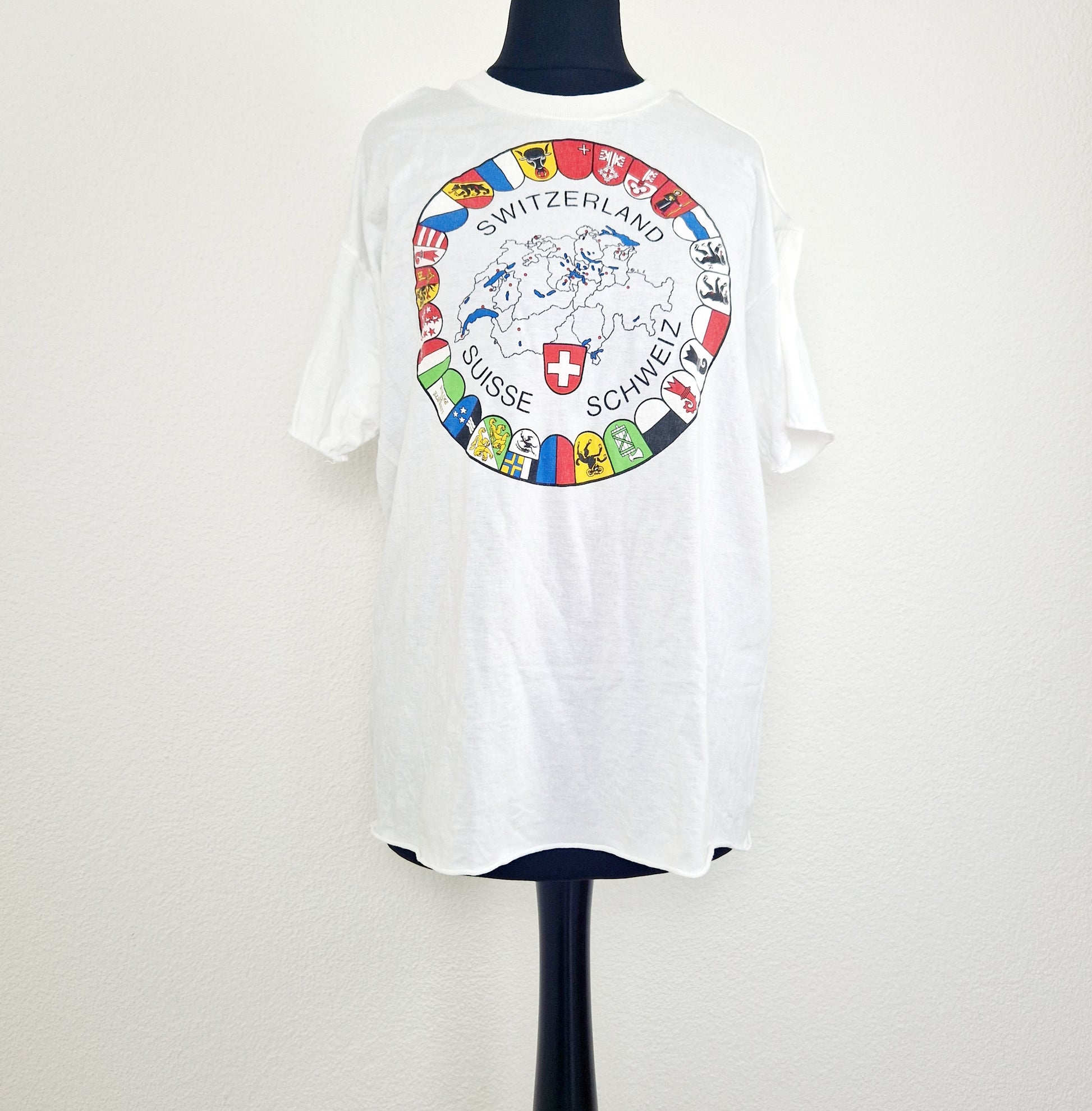 Einzigartiges und nachhaltiges Vintage T-Shirt mit Schweizer Kantonen. Unique and sustainable vintage t-shirt in white with swiss cantons. Front.