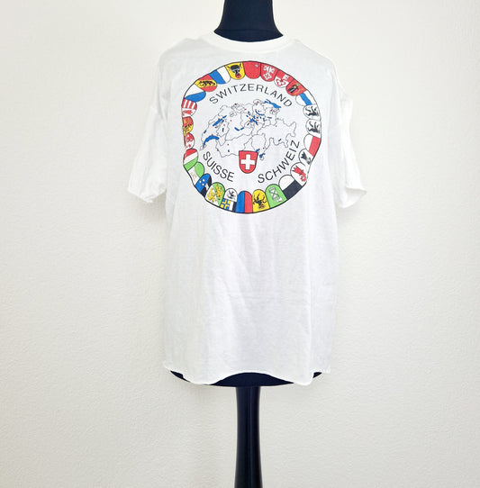 Einzigartiges und nachhaltiges Vintage T-Shirt mit Schweizer Kantonen. Unique and sustainable vintage t-shirt in white with swiss cantons. Front.