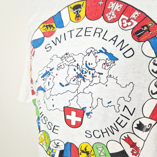Einzigartiges und nachhaltiges Vintage T-Shirt mit Schweizer Kantonen. Unique and sustainable vintage t-shirt in white with swiss cantons. Close-up.