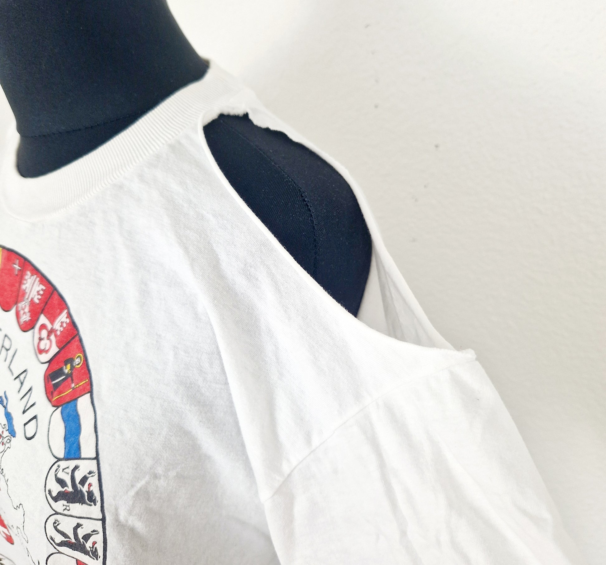 Einzigartiges und nachhaltiges Vintage T-Shirt mit Schweizer Kantonen. Unique and sustainable vintage t-shirt in white with swiss cantons. Shoulder