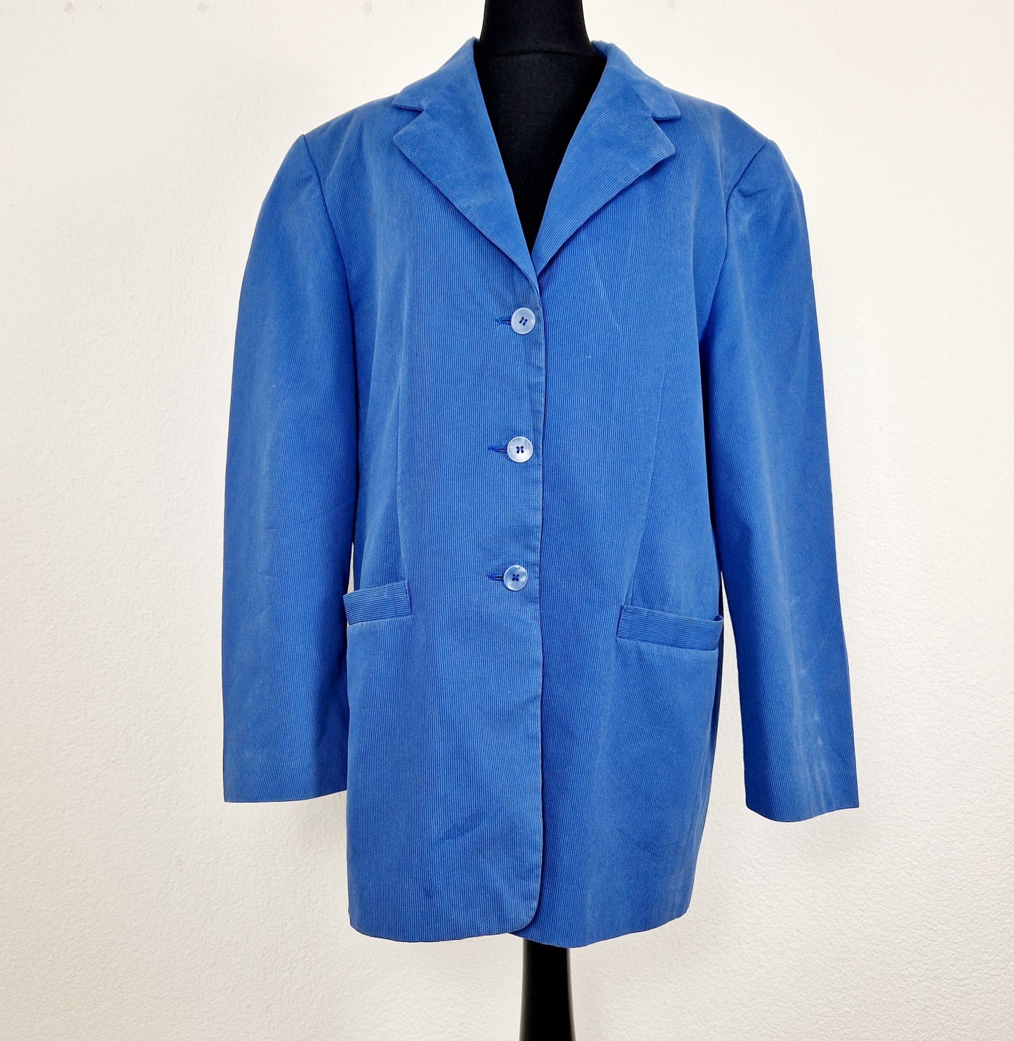 Einzigartiger und nachhaltiger Vintage Blazer in blau und Cord. Unique and sustainable vintage blazer in blue and corduroy.