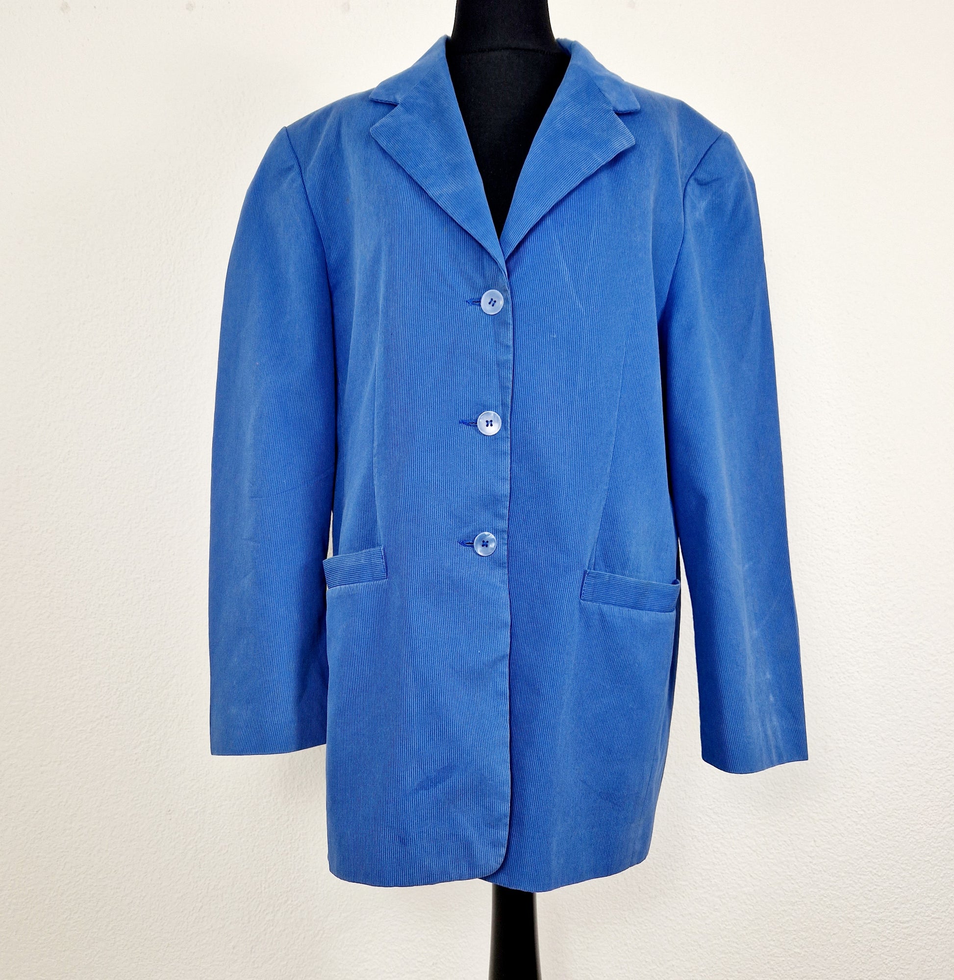 Einzigartiger und nachhaltiger Vintage Blazer in blau und Cord. Unique and sustainable vintage blazer in blue and corduroy.