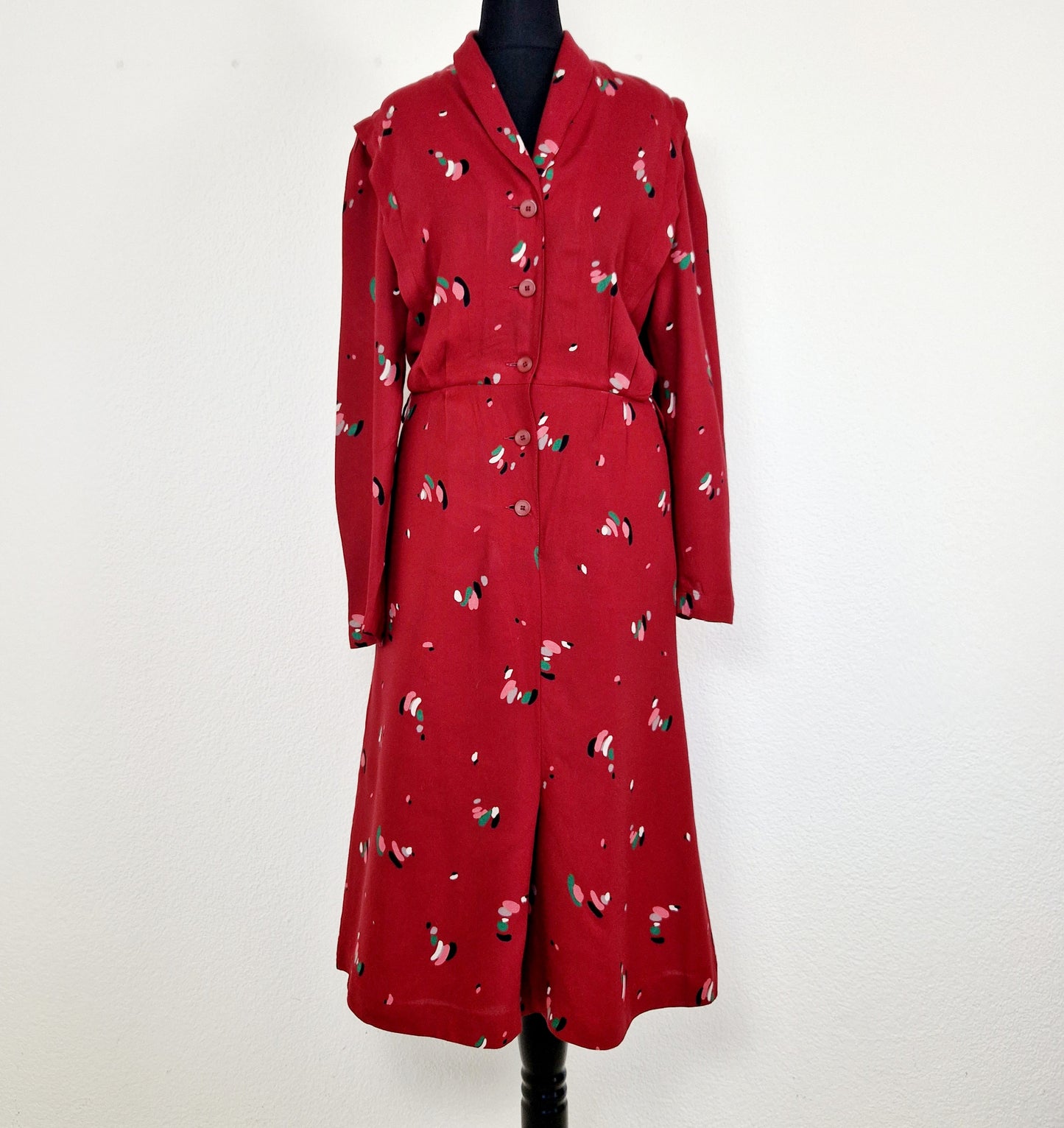 Einzigartiges und nachhaltiges Vintage Kleid in rot-grün-rosa. Unique and sustainable vintage dress in red-green-pink. Front.