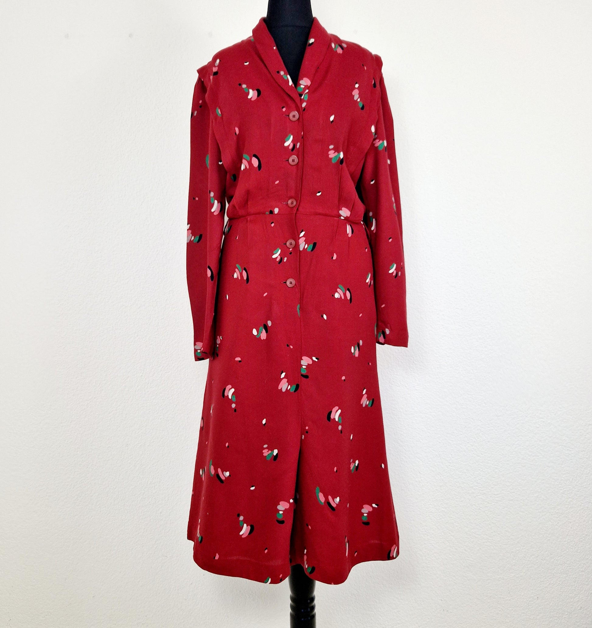 Einzigartiges und nachhaltiges Vintage Kleid in rot-grün-rosa. Unique and sustainable vintage dress in red-green-pink. Front.