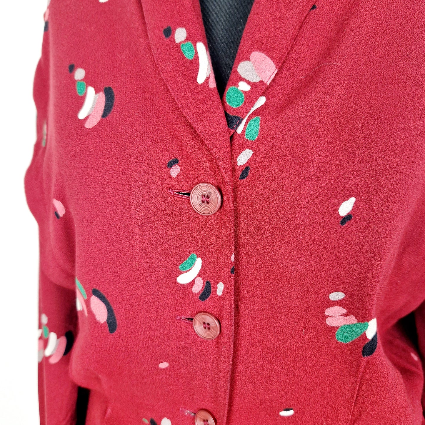 Einzigartiges und nachhaltiges Vintage Kleid in rot-grün-rosa. Unique and sustainable vintage dress in red-green-pink. Close-up.