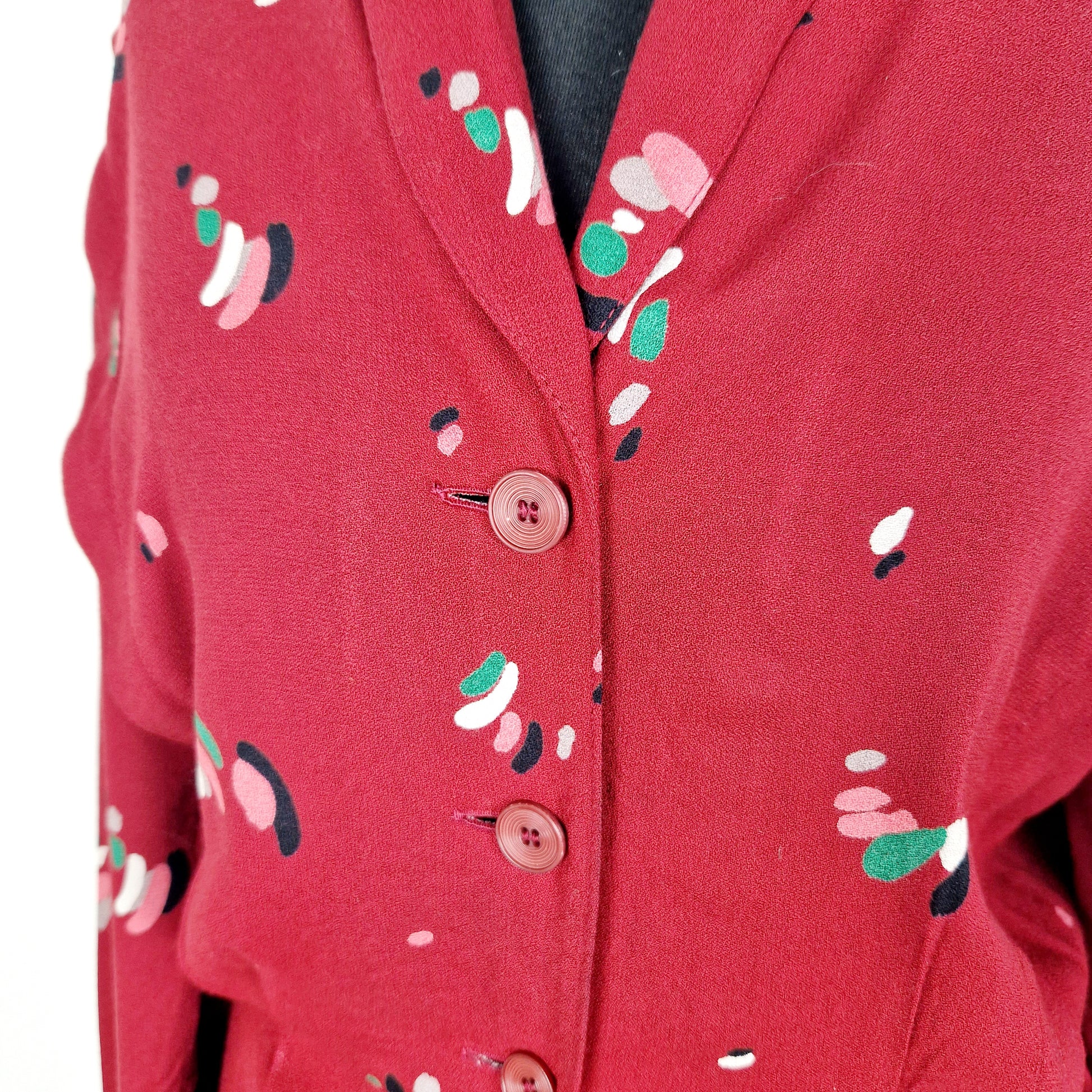 Einzigartiges und nachhaltiges Vintage Kleid in rot-grün-rosa. Unique and sustainable vintage dress in red-green-pink. Close-up.