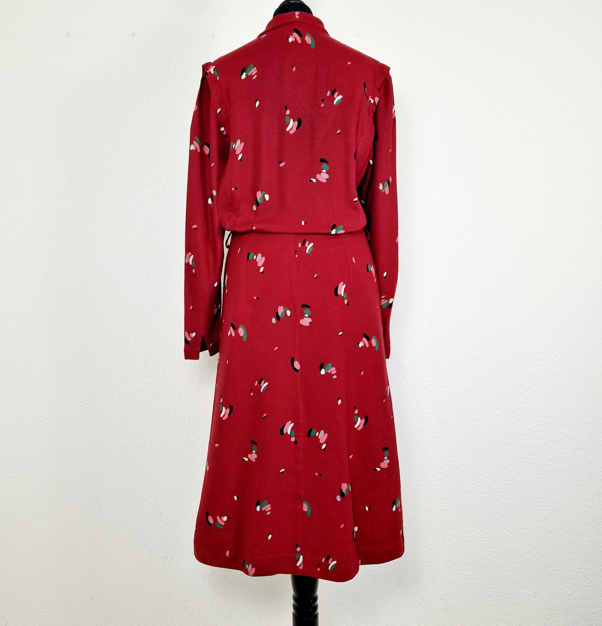 Einzigartiges und nachhaltiges Vintage Kleid in rot-grün-rosa. Unique and sustainable vintage dress in red-green-pink. Back.