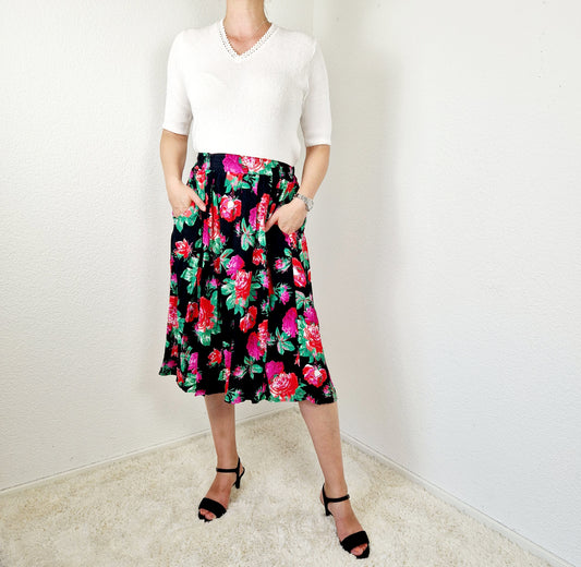 Einzigartiger und nachhaltiger Vintage Rock in schwarz-rot-pink mit Rosen. Unique and sustainable vintage skirt in   black-red-pink with roses. Model.