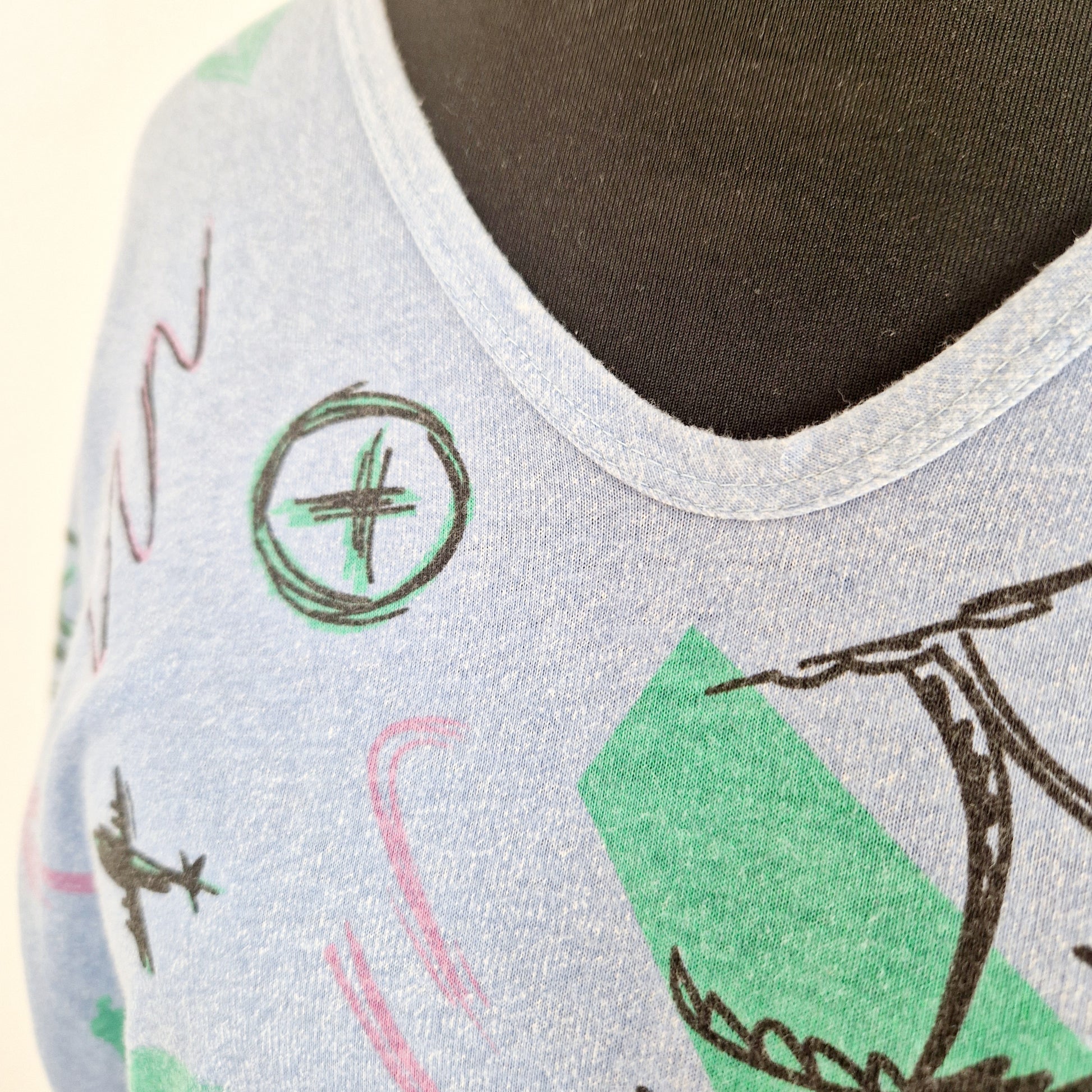 Einzigartiges und nachhaltiges Vintage T-Shirt mit Palmen, made in West-Germany. Unique and sustainable vintage t-shirt with palm trees, made in West-Germany. Close-up.
