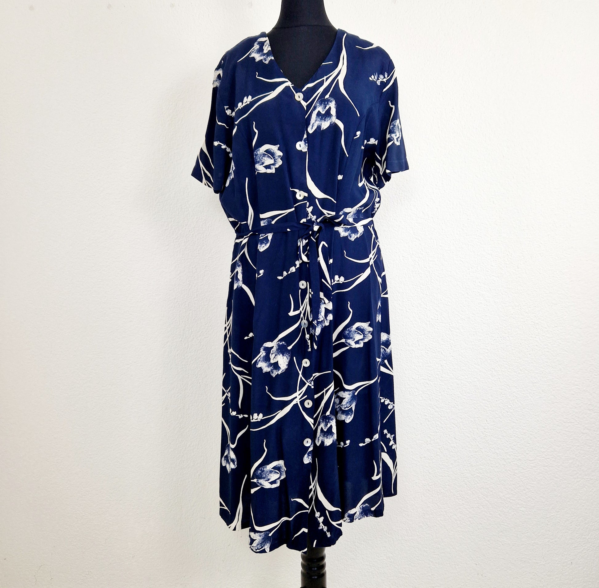 Einzigartiges und nachhaltiges Vintage Kleid in blau-weiss mit Tulpen. Unique and sustainable vintage dress in blue-white with tulips. Front.