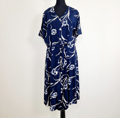 Einzigartiges und nachhaltiges Vintage Kleid in blau-weiss mit Tulpen. Unique and sustainable vintage dress in blue-white with tulips. Front.