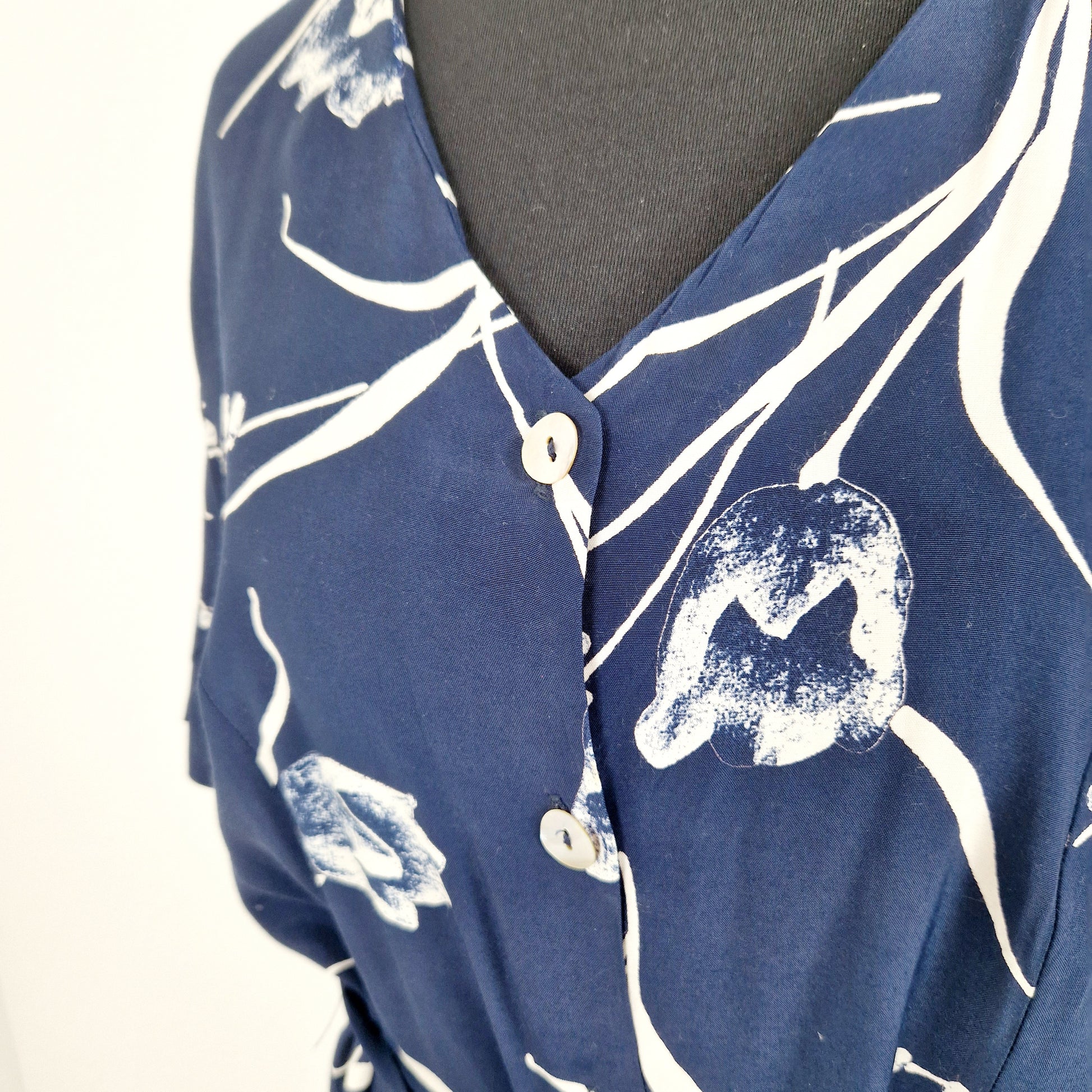 Einzigartiges und nachhaltiges Vintage Kleid in blau-weiss mit Tulpen. Unique and sustainable vintage dress in blue-white with tulips. Close-up.