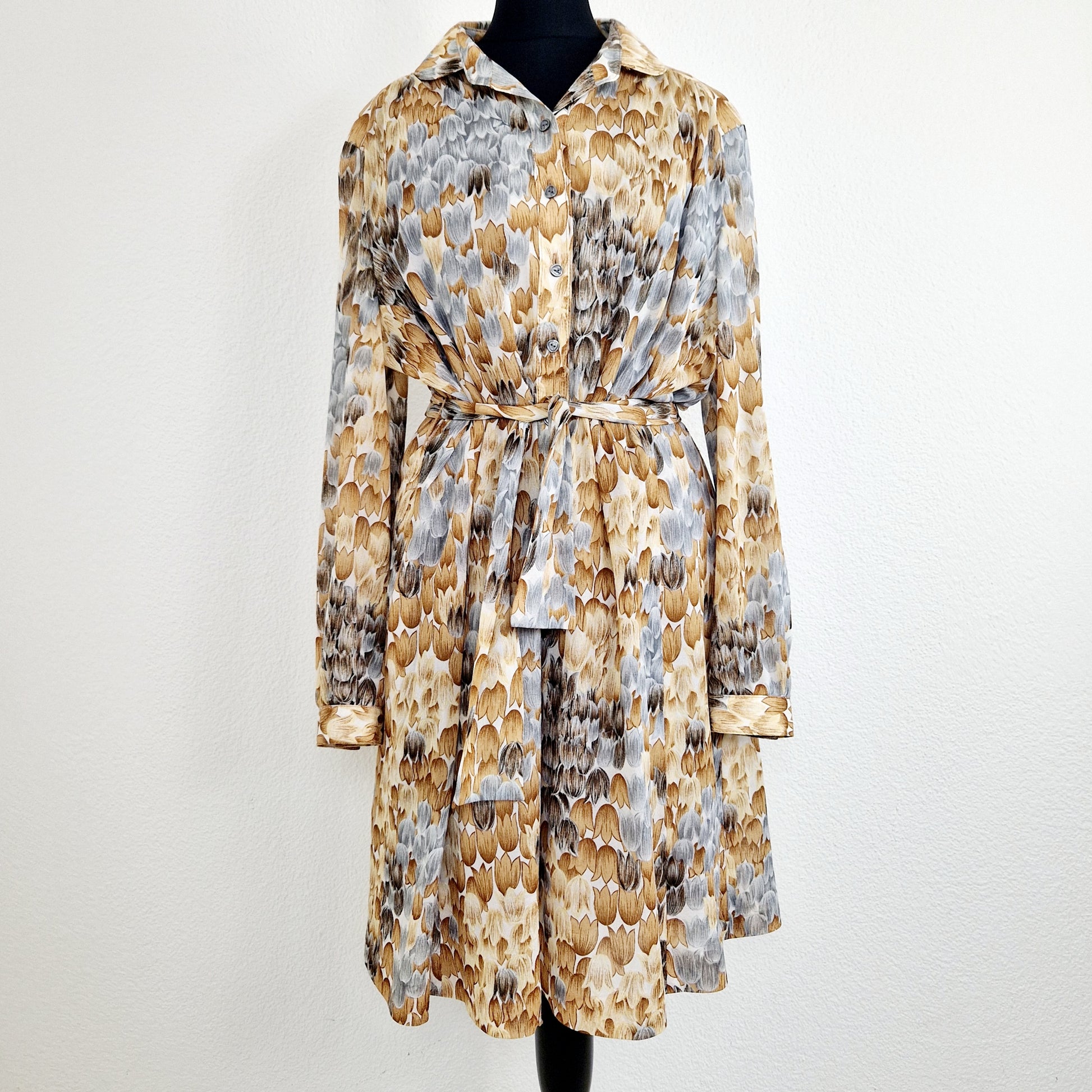 Einzigartiges und nachhaltiges Vintage Kleid in braun-beige-grau mit Blumen. Unique and sustainable vintage dress in brown-beige-grey with flowers. Front.