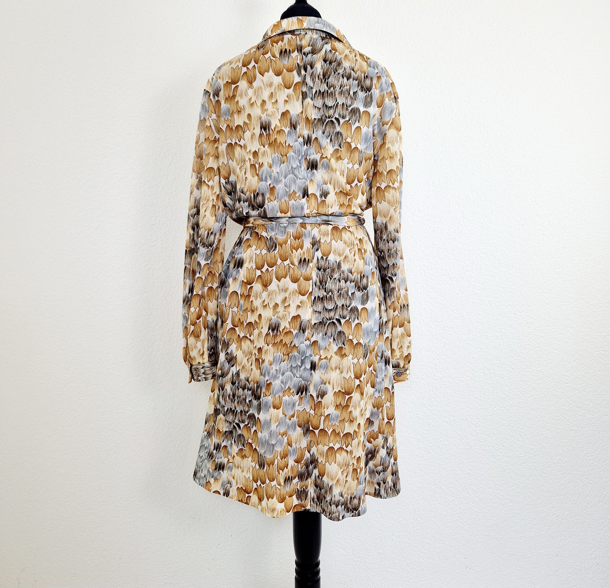Einzigartiges und nachhaltiges Vintage Kleid in braun-beige-grau mit Blumen. Unique and sustainable vintage dress in brown-beige-grey with flowers. Back.