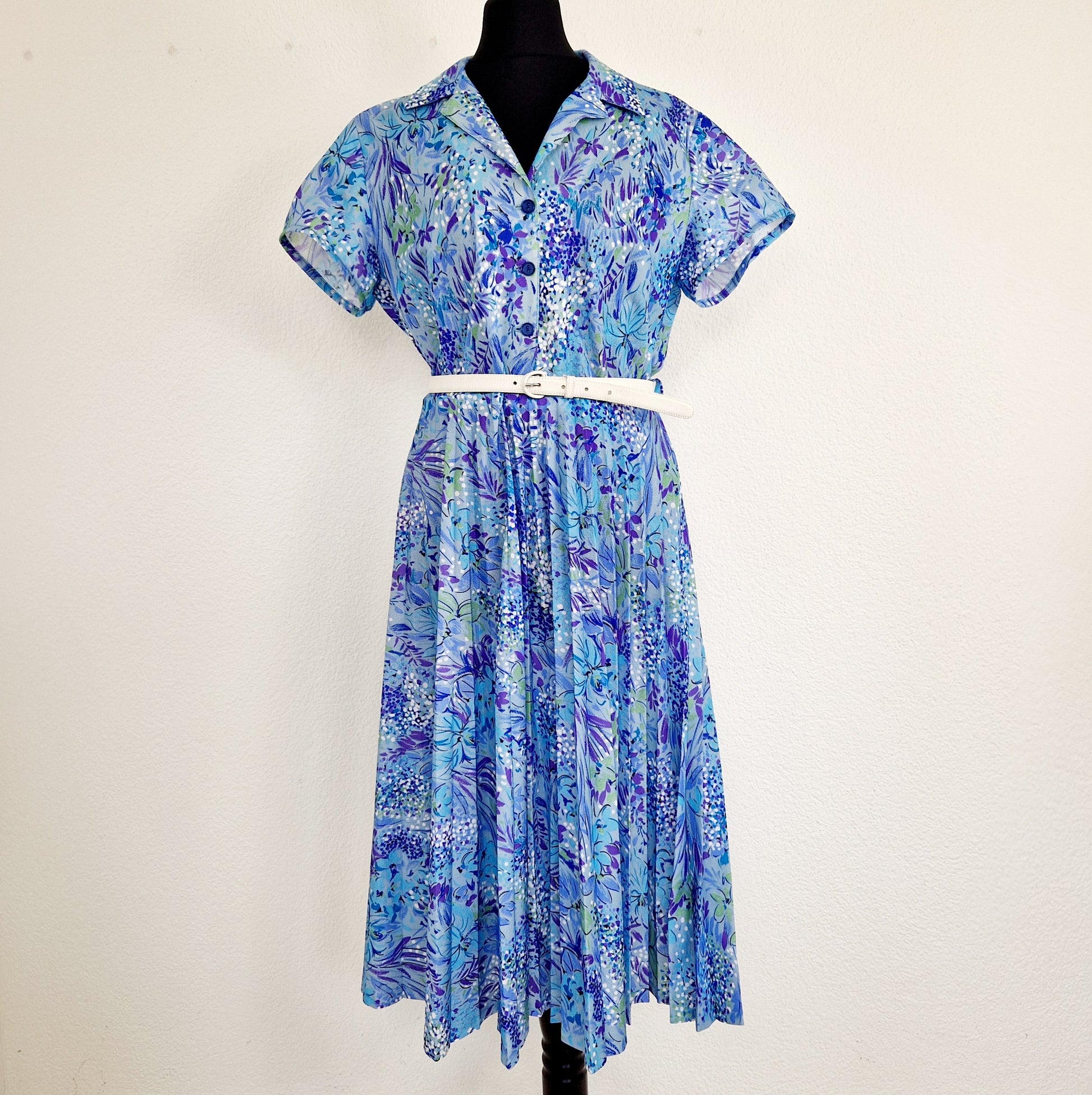 Einzigartiges und nachhaltiges Vintage Kleid in blau mit Blumen. Unique and sustainable vintage dress in blue with flowers. Front.