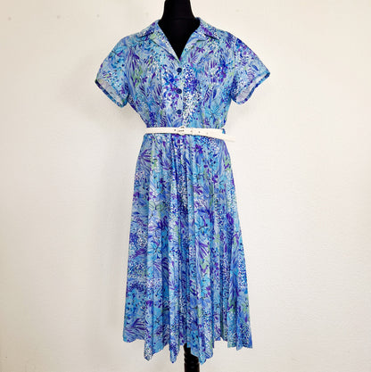 Einzigartiges und nachhaltiges Vintage Kleid in blau mit Blumen. Unique and sustainable vintage dress in blue with flowers. Front.