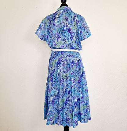 Einzigartiges und nachhaltiges Vintage Kleid in blau mit Blumen. Unique and sustainable vintage dress in blue with flowers. Back.