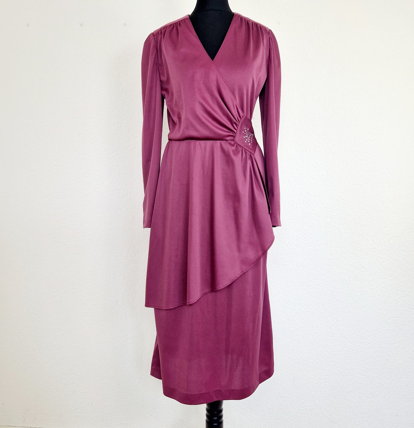 Einzigartiges und nachhaltige Vintage Kleid in brombeer. Unique and sustainable vintage dress in blackberry. Front.