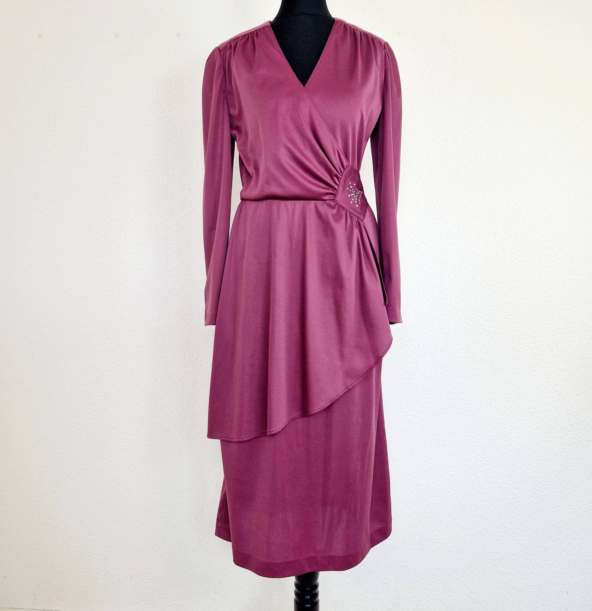Einzigartiges und nachhaltige Vintage Kleid in brombeer. Unique and sustainable vintage dress in blackberry. Front.