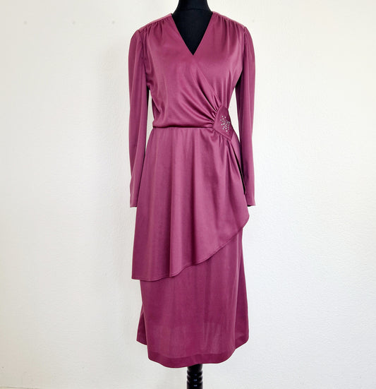 Einzigartiges und nachhaltige Vintage Kleid in brombeer. Unique and sustainable vintage dress in blackberry. Front.