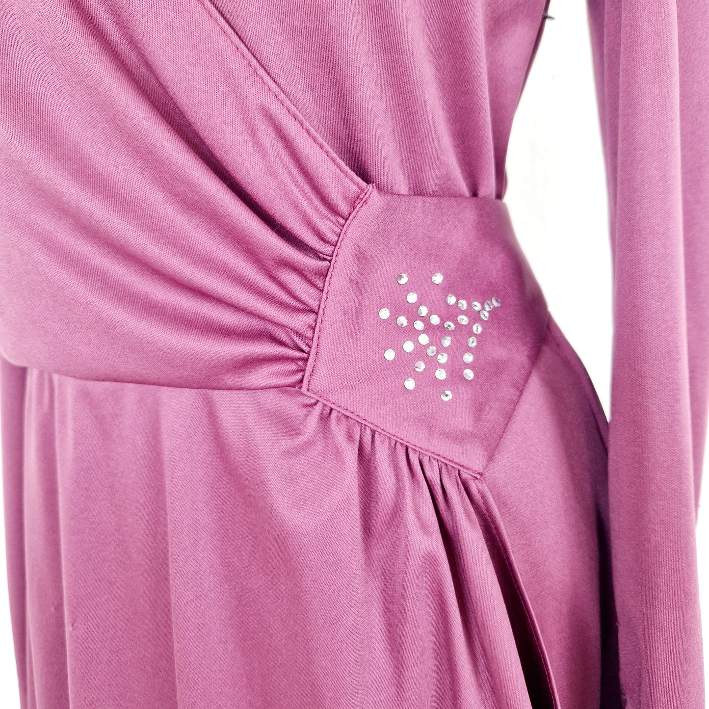 Einzigartiges und nachhaltige Vintage Kleid in brombeer. Unique and sustainable vintage dress in blackberry. Belt.