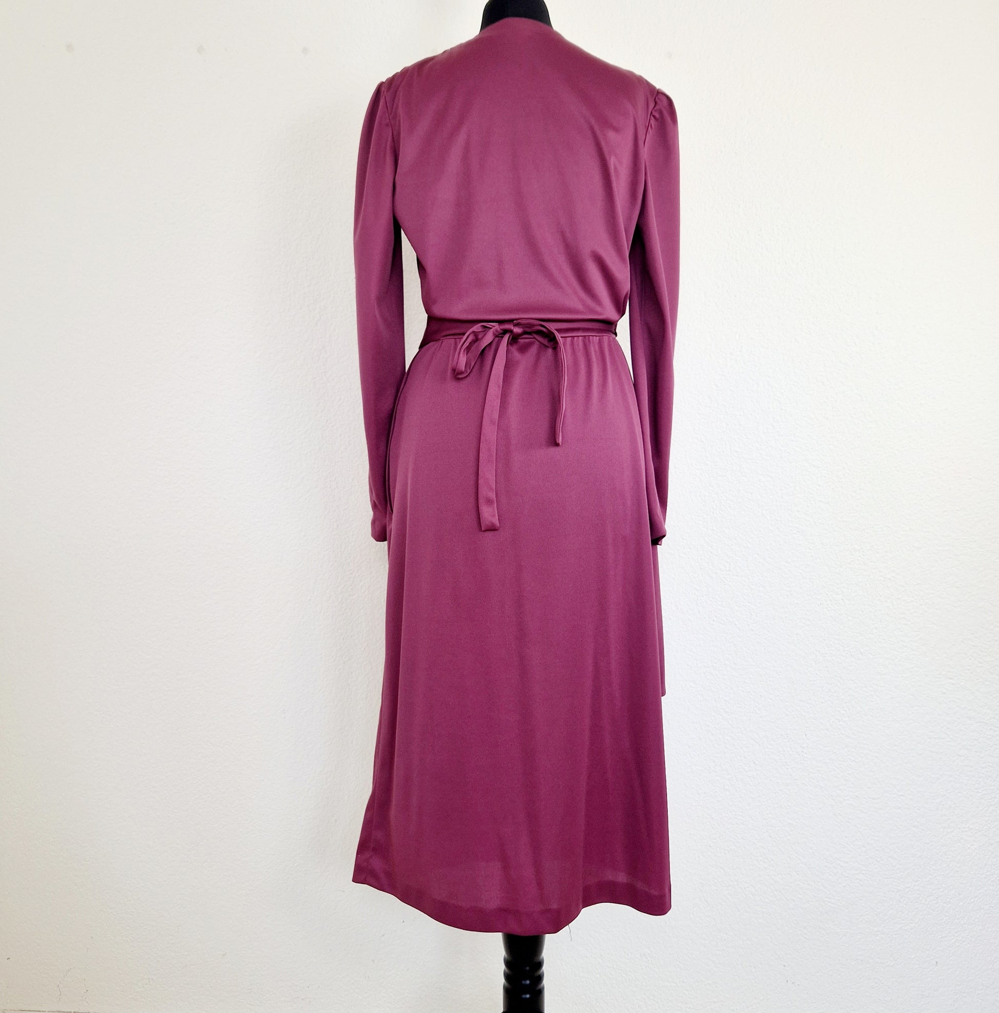 Einzigartiges und nachhaltige Vintage Kleid in brombeer. Unique and sustainable vintage dress in blackberry. Back.