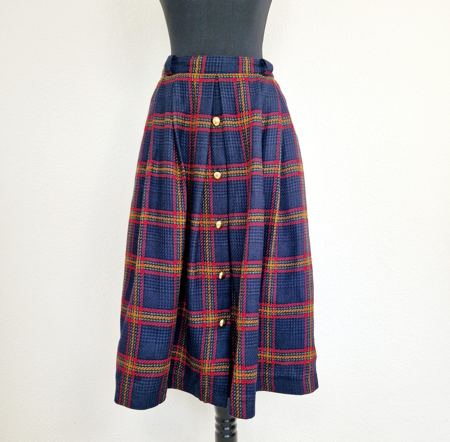 Einzigartiger und nachhalhtiger Vintage Rock in blau-rot-grün mit Karo. Unique and sustainable vintage skirt in blue-red-green with check. Front.