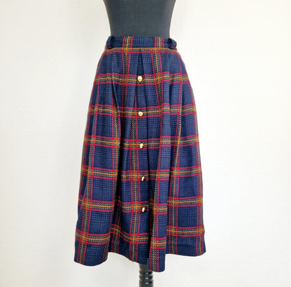 Einzigartiger und nachhalhtiger Vintage Rock in blau-rot-grün mit Karo. Unique and sustainable vintage skirt in blue-red-green with check. Front.