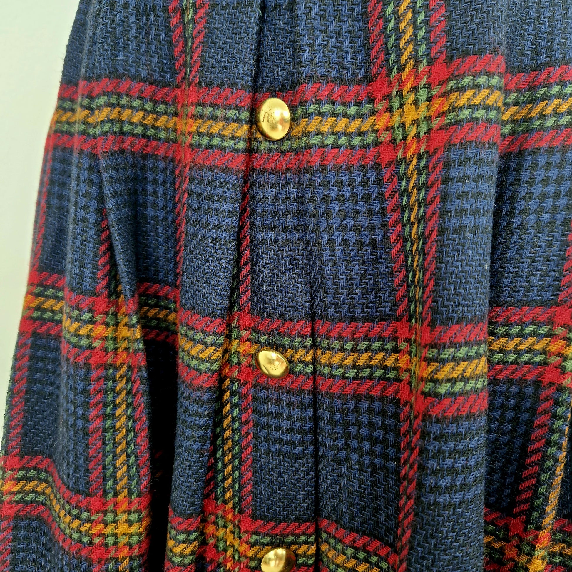 Einzigartiger und nachhalhtiger Vintage Rock in blau-rot-grün mit Karo. Unique and sustainable vintage skirt in blue-red-green with check. Close-up.