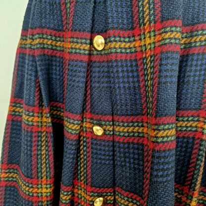 Einzigartiger und nachhalhtiger Vintage Rock in blau-rot-grün mit Karo. Unique and sustainable vintage skirt in blue-red-green with check. Close-up.
