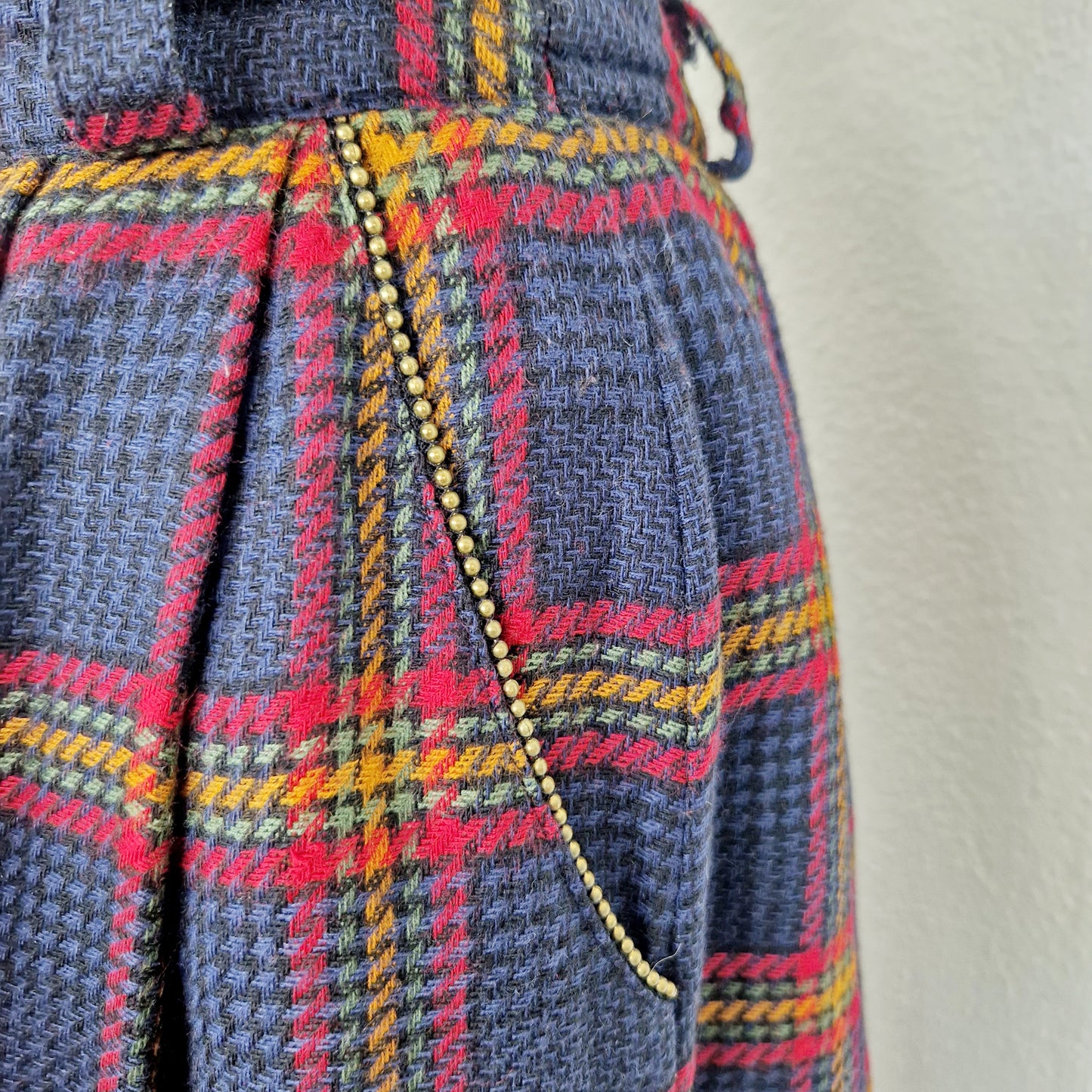 Einzigartiger und nachhalhtiger Vintage Rock in blau-rot-grün mit Karo. Unique and sustainable vintage skirt in blue-red-green with check. Pocket.