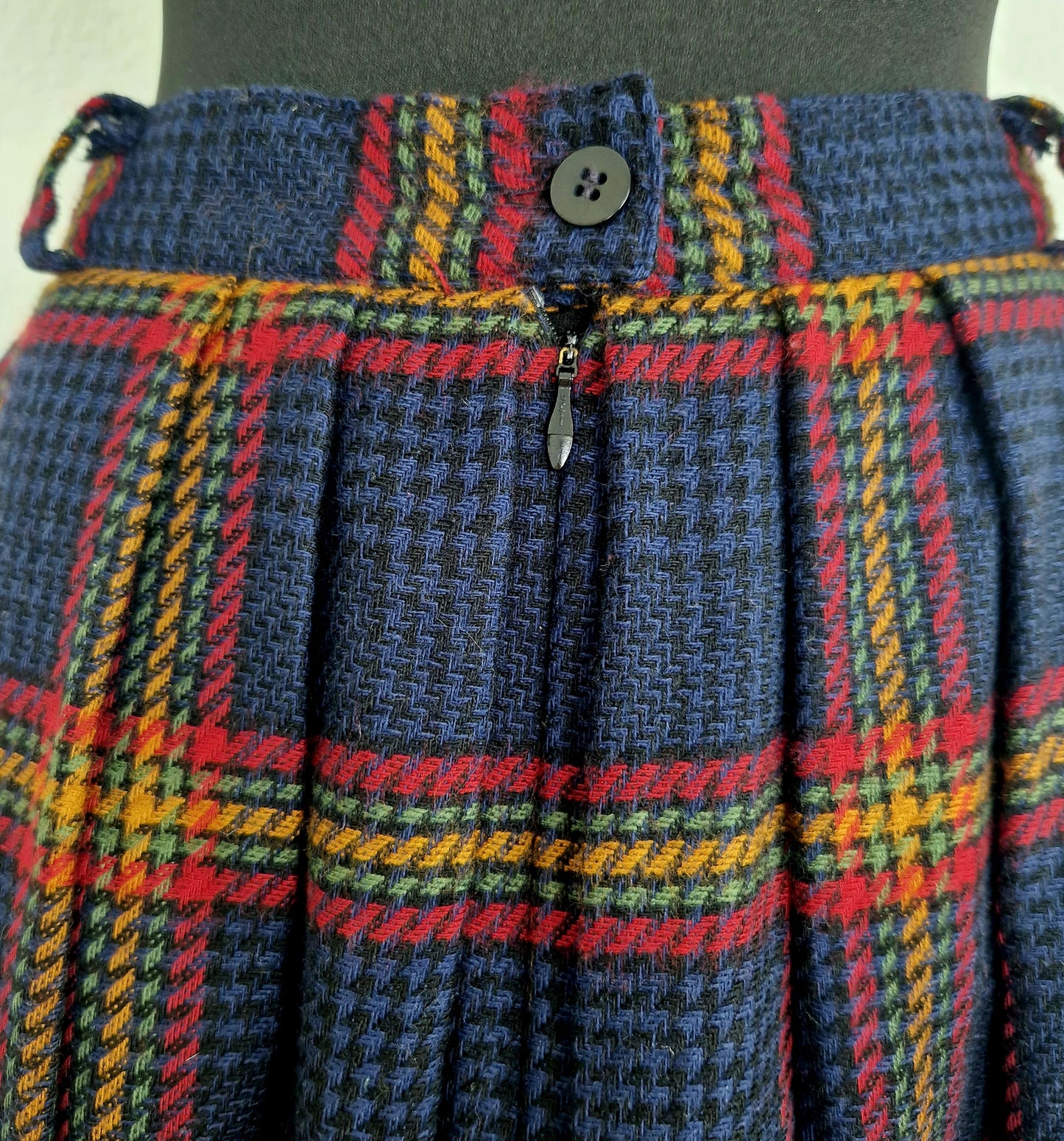 Einzigartiger und nachhalhtiger Vintage Rock in blau-rot-grün mit Karo. Unique and sustainable vintage skirt in blue-red-green with check. Zipper.
