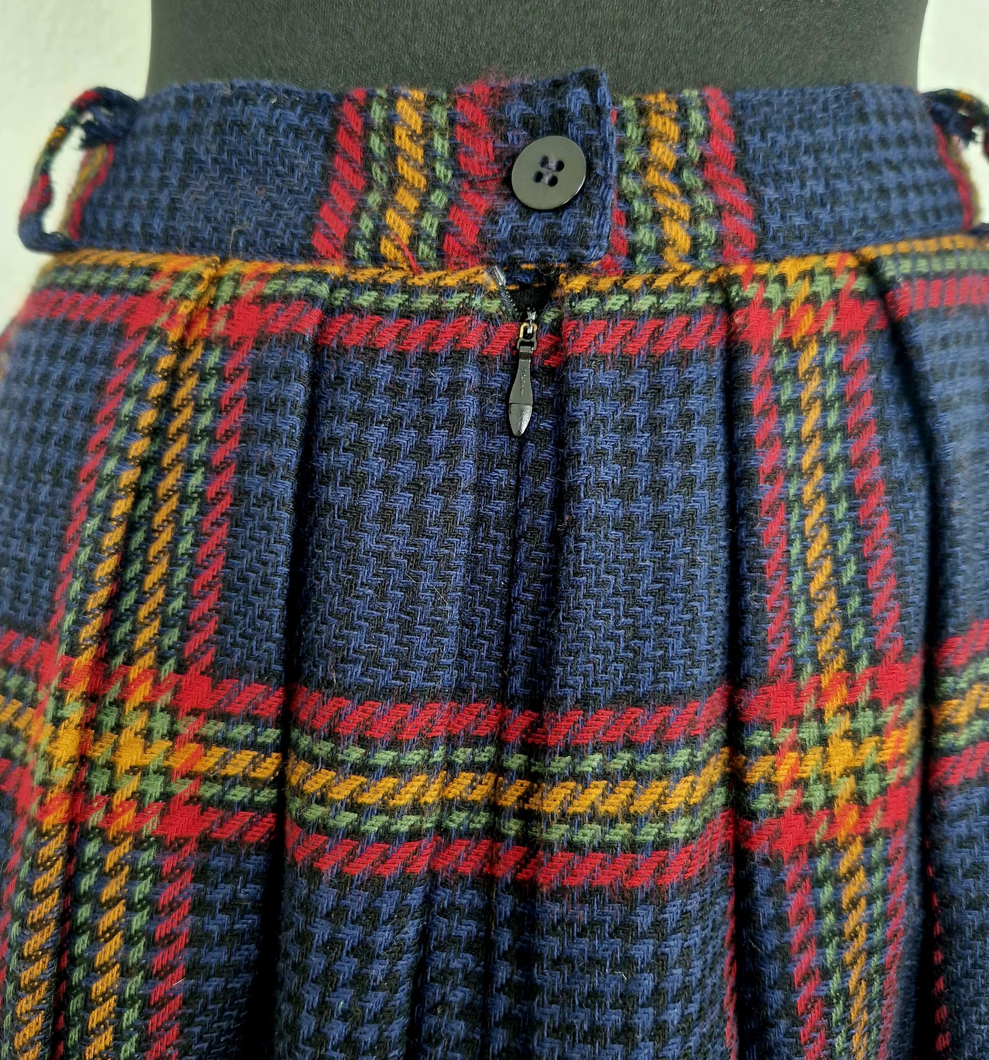 Einzigartiger und nachhalhtiger Vintage Rock in blau-rot-grün mit Karo. Unique and sustainable vintage skirt in blue-red-green with check. Zipper.