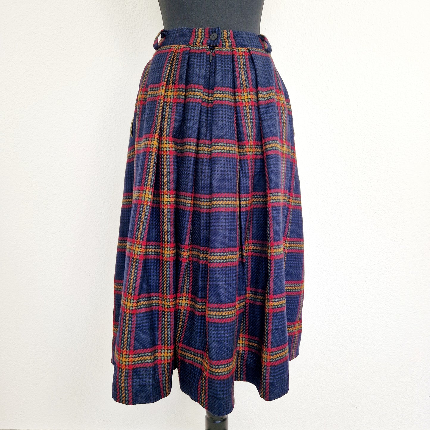 Einzigartiger und nachhalhtiger Vintage Rock in blau-rot-grün mit Karo. Unique and sustainable vintage skirt in blue-red-green with check. Back.