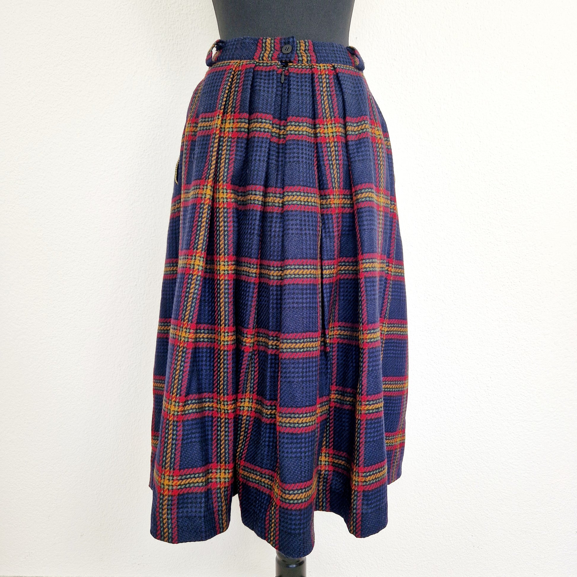 Einzigartiger und nachhalhtiger Vintage Rock in blau-rot-grün mit Karo. Unique and sustainable vintage skirt in blue-red-green with check. Back.