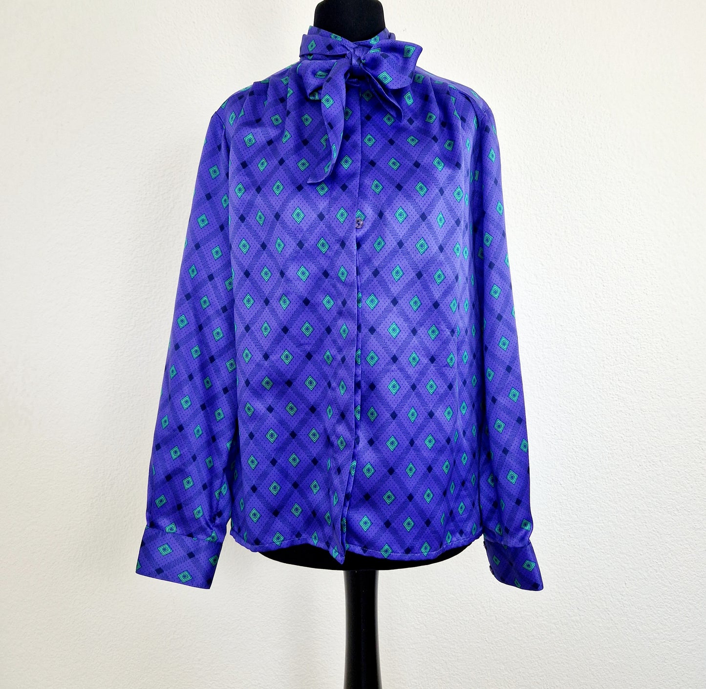 Einzigartige und nachhaltige Vintage Bluse in violett-grün mit Rauten. Unique and sustainable vintage blouse in purple-green with rhombs. Front.