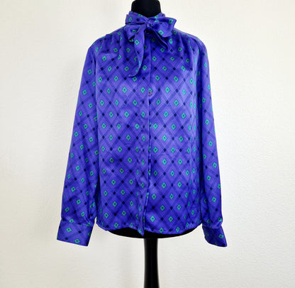 Einzigartige und nachhaltige Vintage Bluse in violett-grün mit Rauten. Unique and sustainable vintage blouse in purple-green with rhombs. Front.