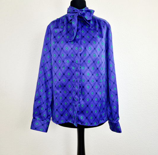 Einzigartige und nachhaltige Vintage Bluse in violett-grün mit Rauten. Unique and sustainable vintage blouse in purple-green with rhombs. Front.