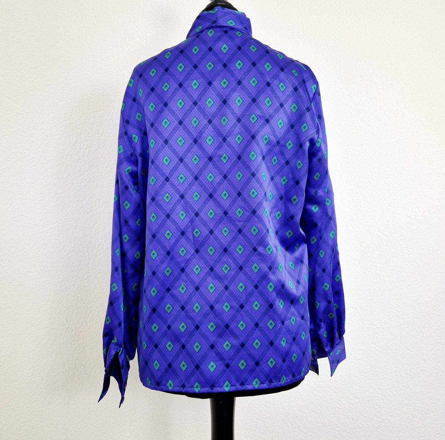 Einzigartige und nachhaltige Vintage Bluse in violett-grün mit Rauten. Unique and sustainable vintage blouse in purple-green with rhombs. Back.