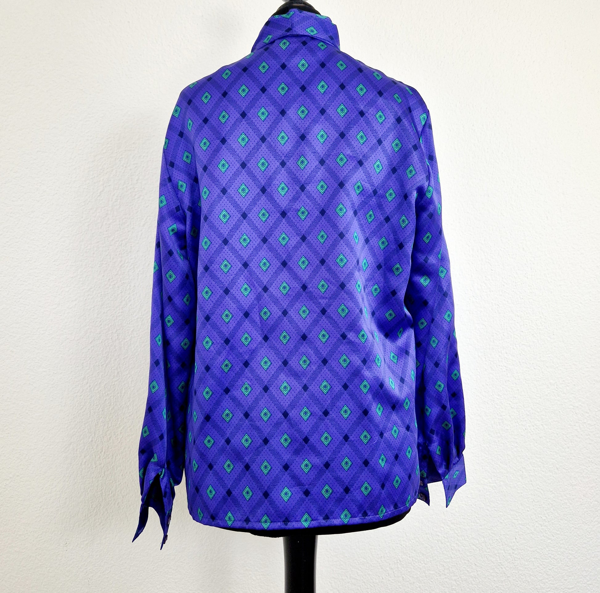 Einzigartige und nachhaltige Vintage Bluse in violett-grün mit Rauten. Unique and sustainable vintage blouse in purple-green with rhombs. Back.