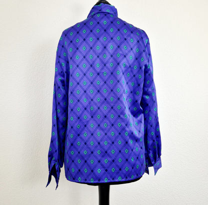 Einzigartige und nachhaltige Vintage Bluse in violett-grün mit Rauten. Unique and sustainable vintage blouse in purple-green with rhombs. Back.