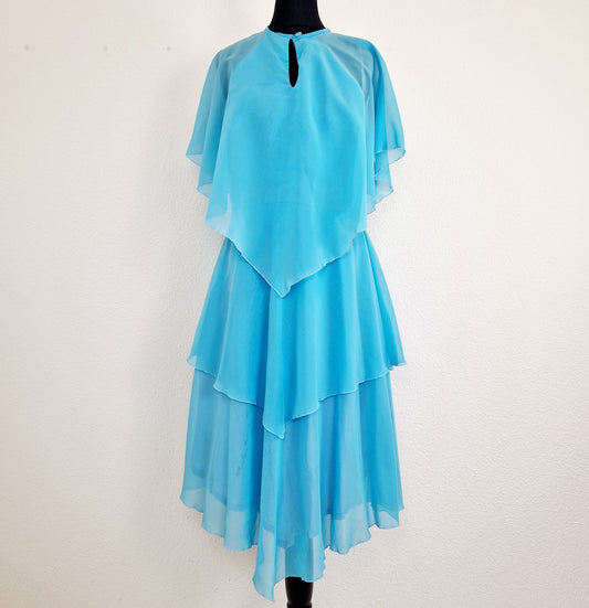 Einzigartiges und nachhaltiges Vintage Kleid in türkis. Unique and sustainable vintage dress in turquois. Front.