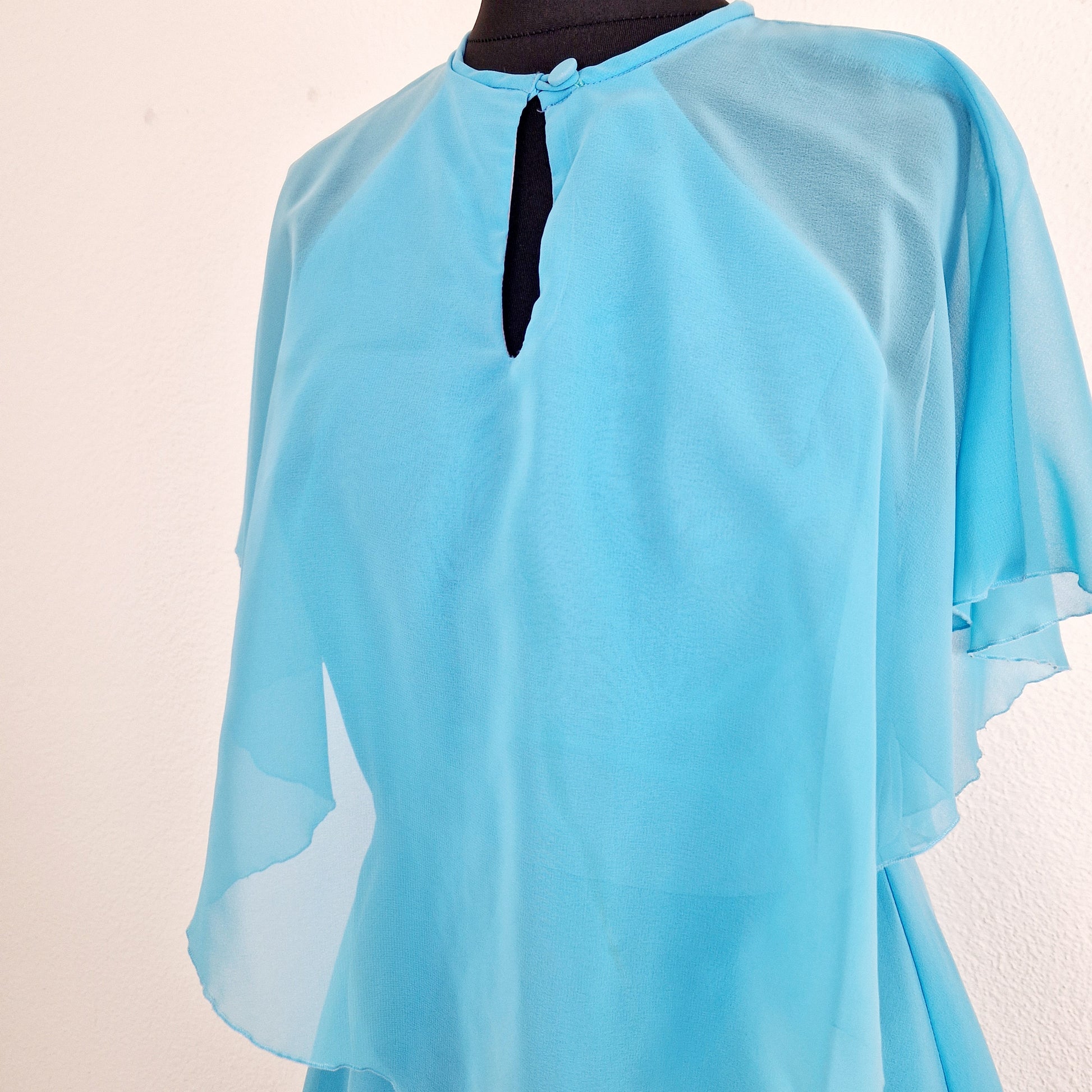 Einzigartiges und nachhaltiges Vintage Kleid in türkis. Unique and sustainable vintage dress in turquois. Close-up.