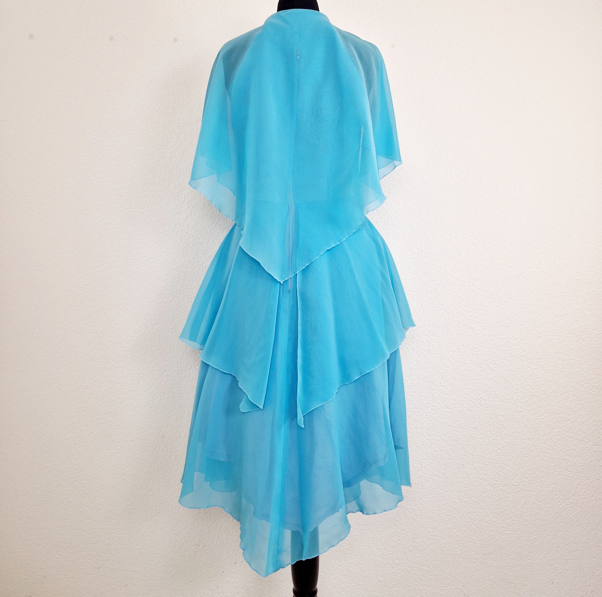 Einzigartiges und nachhaltiges Vintage Kleid in türkis. Unique and sustainable vintage dress in turquois. Back.