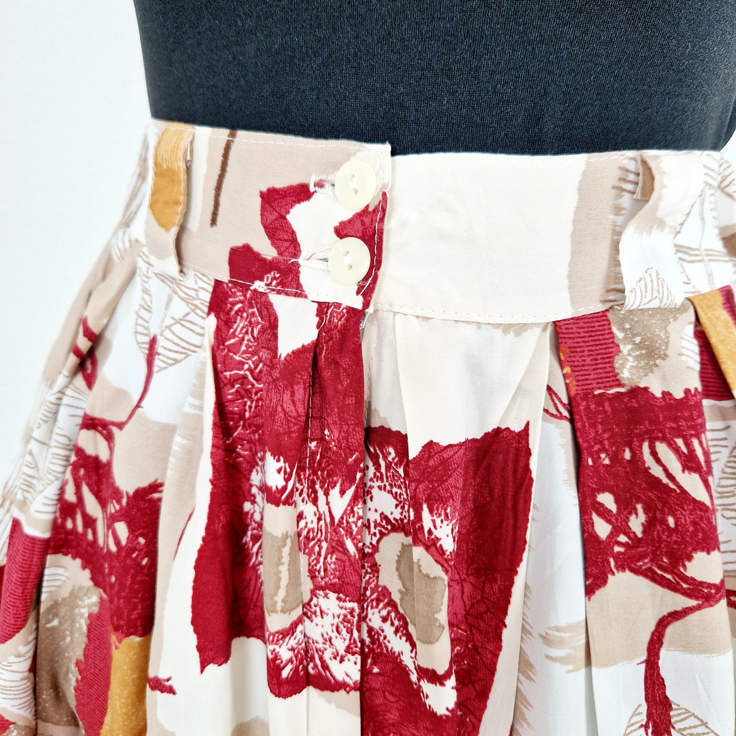 Einzigartige und nachhaltige Vintage Shorts in beige mit Zickzack. Unique and sustainable vintage shorts in beige with zigzag. Close-up.