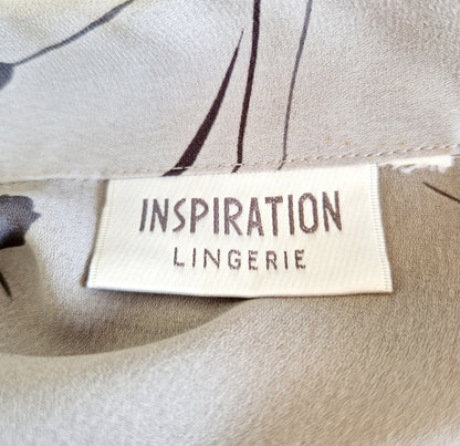 Einzigartiger und nachhaltiger Vintage Pyjama in grau mit Rosen. Unique and sustainable pyjama in grey with roses. Tag.