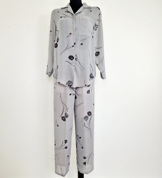 Einzigartiger und nachhaltiger Vintage Pyjama in grau mit Rosen. Unique and sustainable pyjama in grey with roses. Model.