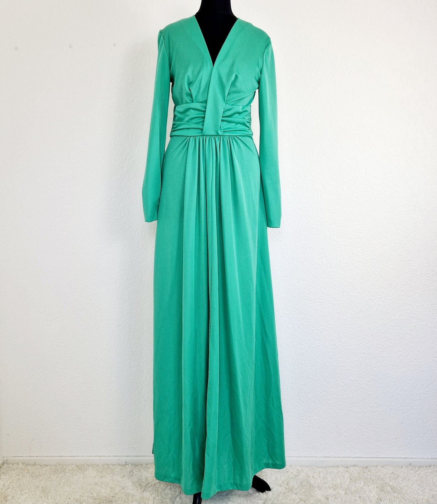 Einzigartiges und nachhaltiges Vintage Kleid in grün. Unique and sustainable vintage dress in green. Front.