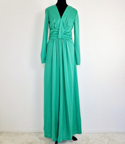 Einzigartiges und nachhaltiges Vintage Kleid in grün. Unique and sustainable vintage dress in green. Front.